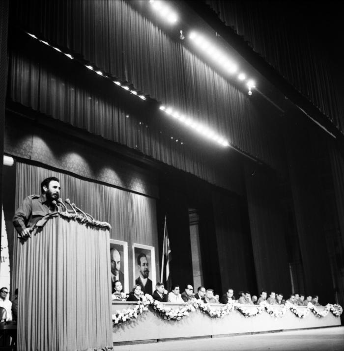 El Comandante en Jefe Fidel Castro presenta a los integrantes del Comité Central del Partido Comunista de Cuba, da lectura a la carta de despedida del Che, y anuncia la creación del periódico.