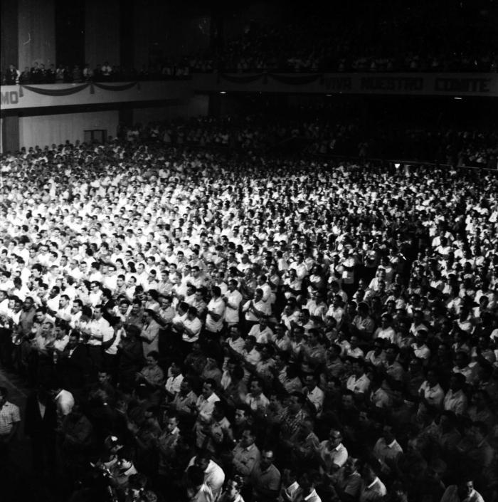 Participantes durante la reunión en el teatro Chaplin en el que se determinó que el nombre del Partido fuera Comunista de Cuba. 