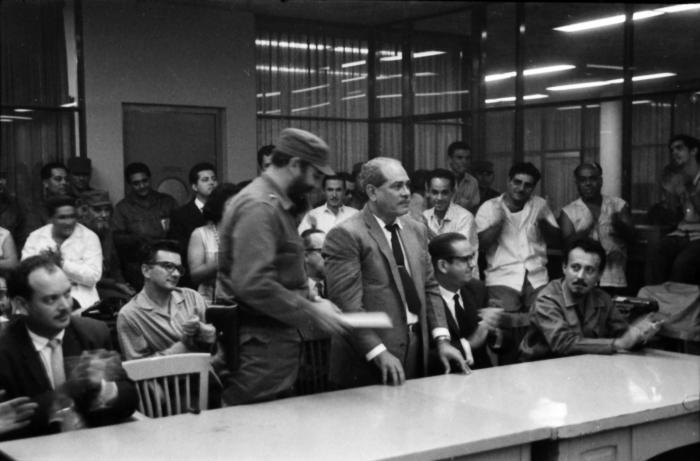 Fidel Castro y los integrantes del Secretariado del Comité Central del Partido Comunista de Cuba, visitan la redacción del periódico Hoy, donde se editaba en esos momentos el primer ejemplar del periódico Granma. Blas Roca, director de Hoy, se despide de los trabajadores allí presentes.De izq. a derecha, Isidoro Malmierca, Armando Hart, Fidel, Blas Roca Osvaldo Dorticós y Faure Chomón. 