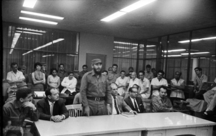 Fidel Castro y los integrantes del Secretariado del Comité Central del Partido Comunista de Cuba, visitan la redacción del periódico Hoy, donde se editaba en esos momentos el primer ejemplar del periódico Granma. Blas Roca, director de Hoy, se despide de los trabajadores allí presentes.De izq. a derecha, Isidoro Malmierca, Armando Hart, Fidel, Blas Roca Osvaldo Dorticós y FaureChomón. 