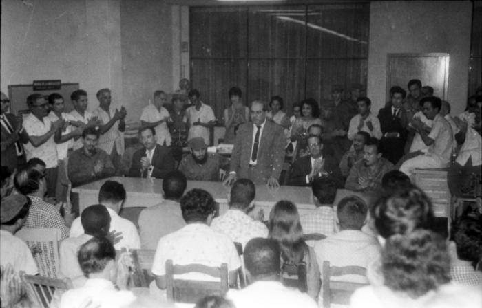 Fidel Castro y los integrantes del Secretariado del Comité Central del Partido Comunista de Cuba, visitan la redacción del periódico Hoy, donde se editaba en esos momentos el primer ejemplar del periódico Granma. Blas Roca, director de Hoy, se despide de los trabajadores allí presentes.De izq. a derecha, Isidoro Malmierca, Armando Hart, Fidel, Blas Roca Osvaldo Dorticós y Faure Chomón. 