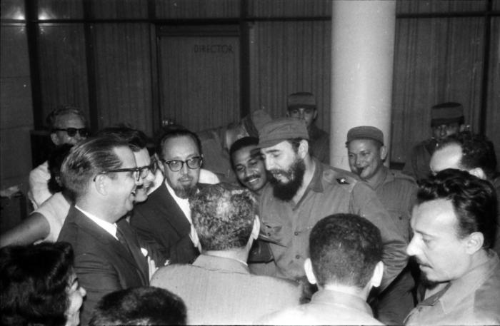 Fidel Castro junto a otros integrantes del Secretariado del Comité Central del Partido Comunista de Cuba, visitan la redacción del periódico Hoy. 