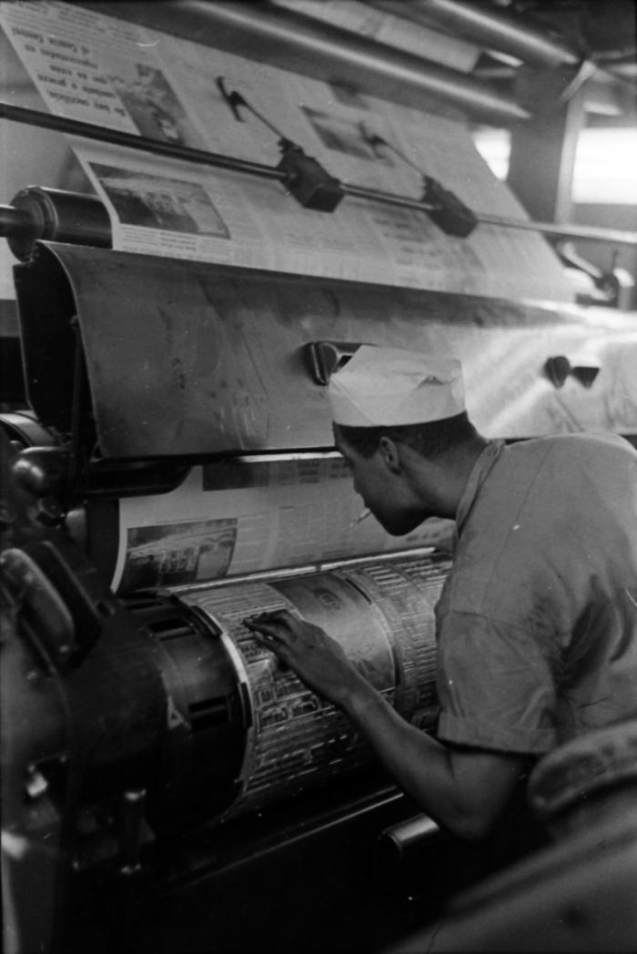 Un trabajador revisa las planchas de grabado del primer ejemplar del periódico Granma que se edita en las rotativas del entonces periódico Hoy. 