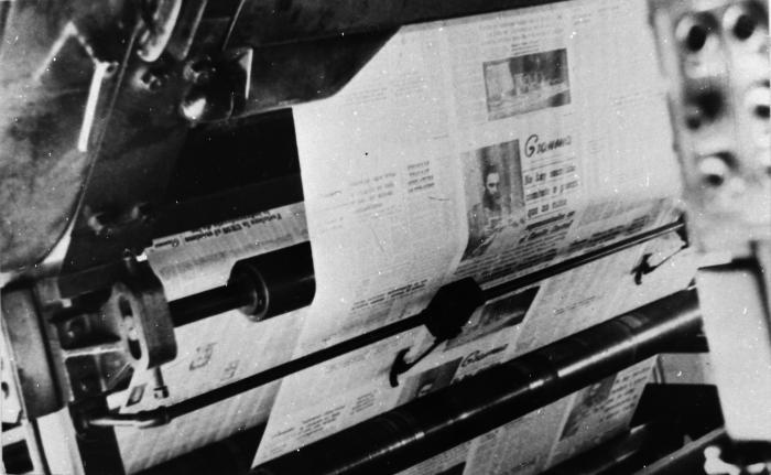 Primera tirada del periódico Granma en las rotativas del periódico Hoy.