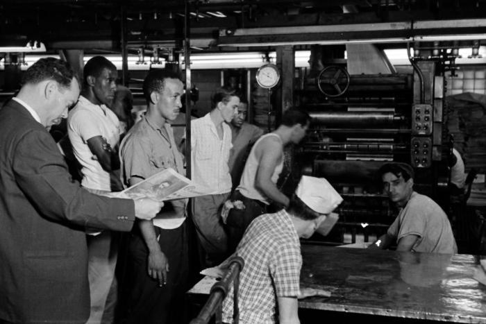 Isidoro Malmierca, director del periódico Granma, revisa las planas del primer ejemplar del periódico que se edita en las rotativas del entonces periódico Hoy. 