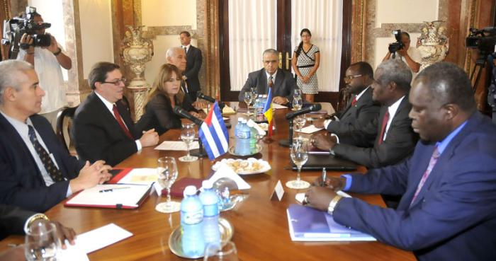 Recibe el Ministro de Relaciones de Cuba Bruno Rodríguez Parrilla al Canciller de la Republica de Chad Moussa Faki Mahma, así como se realizó la firma de acuerdo entre ambos países.