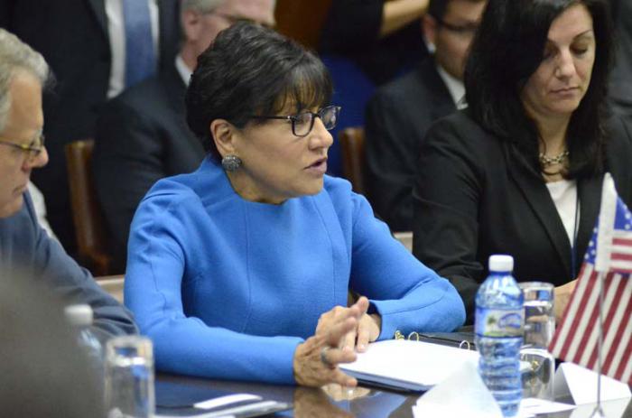 Penny Pritzquer, Secretaria de Comercio de los Estados Unidos encuentro con Isidoro Malmierca (Ministro del Comercio Exterior en Cuba)