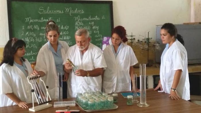 Ciudad Escolar Comandante Ernesto Che Guevara/ El profesor Alejandro Araujo, fundador del centro, encabeza el trabajo en la biofábrica.  