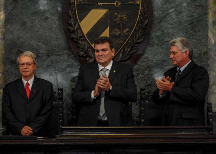 Miguel Díaz-Canel (D), primer vicepresidente de los Consejos de Estado y de Ministros de la República de Cuba,  Carlos Alberto Libânio Christo (Frei Betto )(I) y Gustavo Cobreiro Suárez (C), Rector de la Universidad de La Habana durante el acto de entrega del título de Dr. Honoris Causa en Filosofía al Teólogo brasileño, Frei Betto, en el Aula Magna de ese centro de altos estudios, el 12 de octubre de 2015. AIN FOTO/Abel PADRÓN PADILLA
