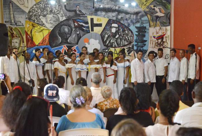 Homenaje de la Academia Mariana de Gonitch de Hugo Oslé por el 50 Aniversario del Periódico Granma