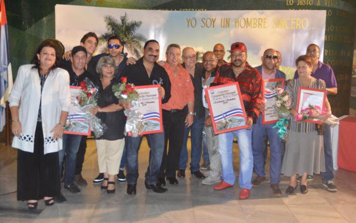 El Sindicato de la Cultura reconoció a varios artistas por su aporte a la cultura cubana. Entre los presentes en la fotos, Pupi, El Tosco, Manolito Simonet y Herctico de PMM, en el Memorial José Martí.