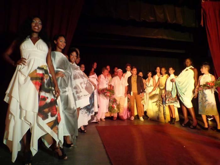 Domínguez junto a los modelos del proyecto Ca­pa­ra­chi­bey. 