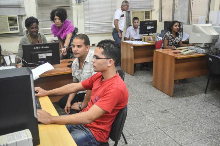 Equipo de Juventud Rebelde en horario de cierre.