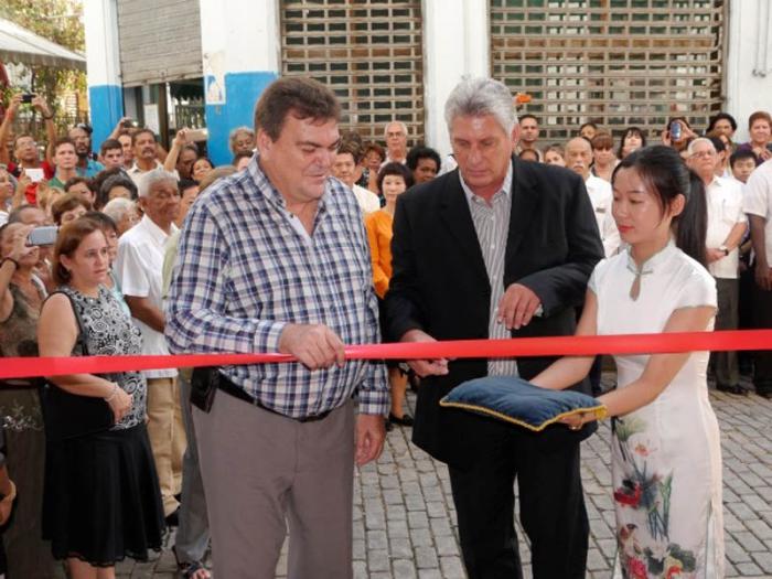 Miguel Díaz-Canel, primer vicepresidente de los Consejos de Estado y de Ministros (centro), corta la cinta que dejó inaugurada la nueva sede del Instituto Confucio de la Universidad de La Habana.