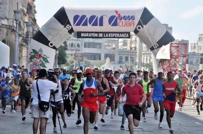 Maraton Marababna 2014, corredores con la bandera cubana.