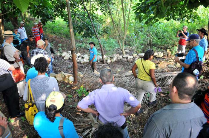 Encuentro y Recorrido nacional de los especialistas de suelos por finca 26 de julio del polígono experimental con Ulises Rosales del Toro Vicepresidente del consejo de ministros.