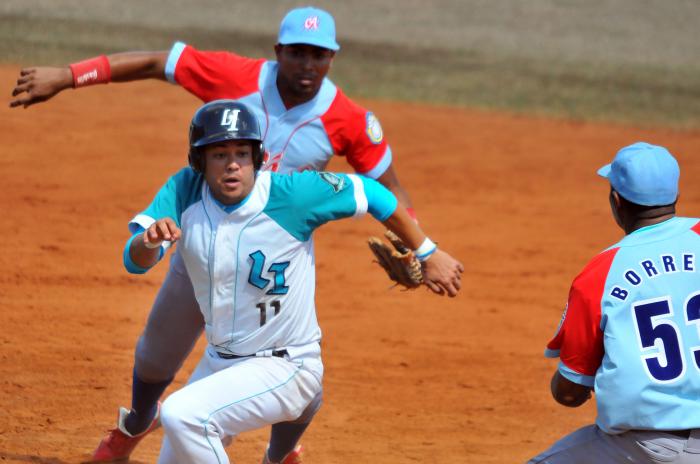 Final Beisbol Isla vs Ciego q gana el 3ser juego gana ciego 5 x 2 jugada en 2da base es sorprendido  Dainier Galvez