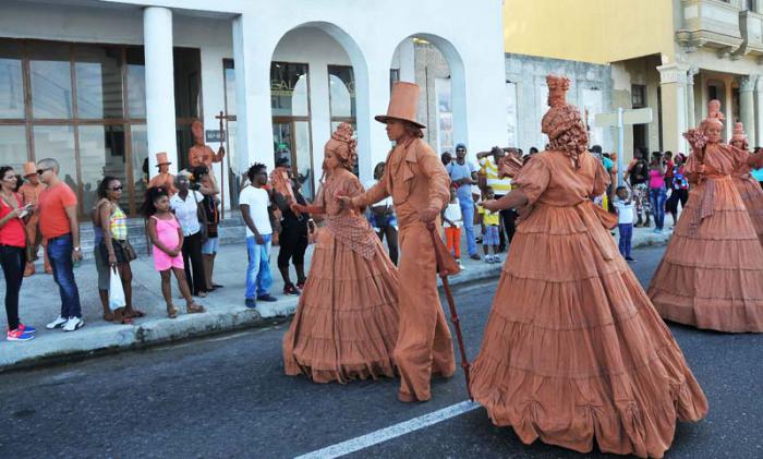 Festival Internacional de Teatro, por las calle del Malecón Habanero.(foto Jorge Luis Gonzàlez) 25-10-15 Malecón01N9  Performan Cecilia el Ángel de Barro, de Morón Teatro.