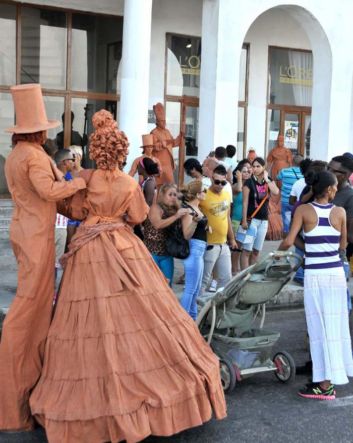 Festival Internacional de Teatro, por las calle del Malecón Habanero.(foto Jorge Luis Gonzàlez) 25-10-15 Malecón02N9   Performan Cecilia el Ángel de Barro, de Morón Teatro.