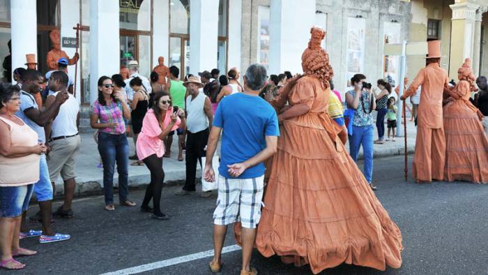 Festival Internacional de Teatro, por las calle del Malecón Habanero.(foto Jorge Luis Gonzàlez) 25-10-15 Malecón03N9  Performan Cecilia el Ángel de Barro, de Morón Teatro.