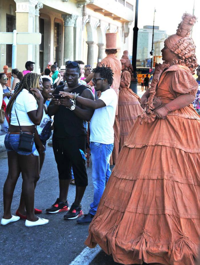 Festival Internacional de Teatro, por las calle del Malecón Habanero.(foto Jorge Luis Gonzàlez) 25-10-15 Malecón04N9   Performan Cecilia el Ángel de Barro, de Morón Teatro.
