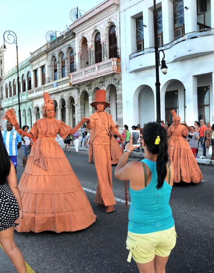 Festival Internacional de Teatro, por las calle del Malecón Habanero.(foto Jorge Luis Gonzàlez) 25-10-15 Malecón05N9   Performan Cecilia el Ángel de Barro, de Morón Teatro.