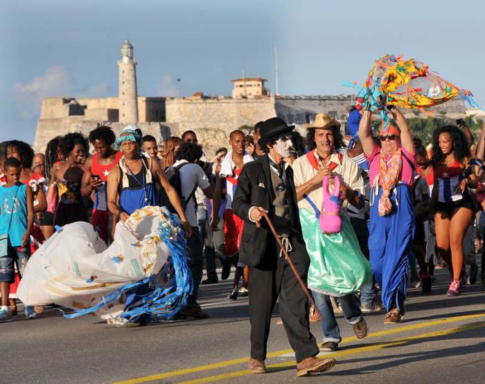 Festival Internacional de Teatro, por las calle del Malecón Habanero.(foto Jorge Luis Gonzàlez) 25-10-15 Malecón07N9  Desfiles por todo el Malecón de diferentes agrupaciones teatrales.