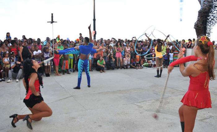 Festival Internacional de Teatro, por las calle del Malecón Habanero.(foto Jorge Luis Gonzàlez) 25-10-15 Malecón09N9 Circo Nacional de Cuba.