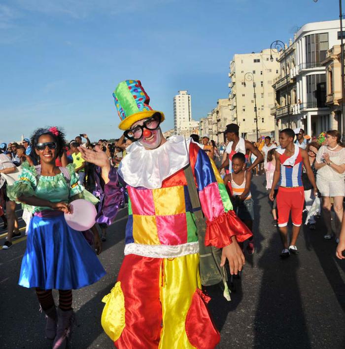 Festival Internacional de Teatro, por las calle del Malecón Habanero.(foto Jorge Luis Gonzàlez) 25-10-15 Malecón08N9 Desfiles por todo el Malecón de diferentes agrupaciones teatrales.