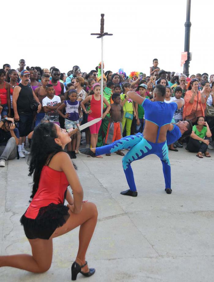 Festival Internacional de Teatro, por las calle del Malecón Habanero.(foto Jorge Luis Gonzàlez) 25-10-15 Malecón10N9  Circo Nacional de Cuba.