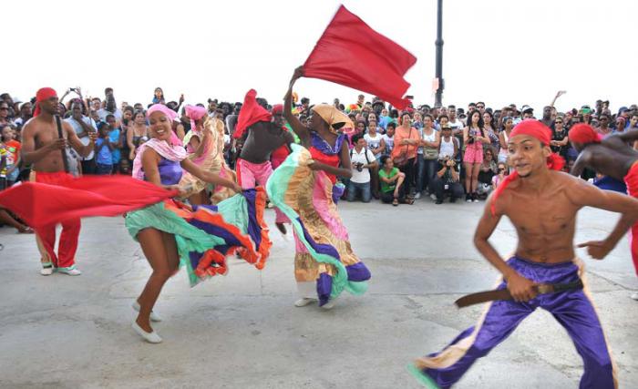 Festival Internacional de Teatro, por las calle del Malecón Habanero.(foto Jorge Luis Gonzàlez) 25-10-15 Malecón12N9 