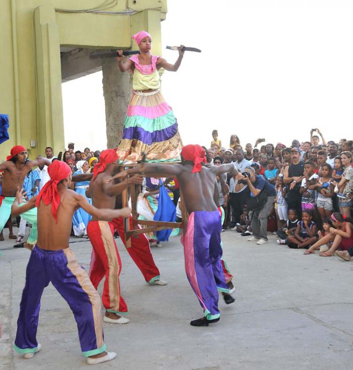 Festival Internacional de Teatro, por las calle del Malecón Habanero.(foto Jorge Luis Gonzàlez) 25-10-15 Malecón13N9 