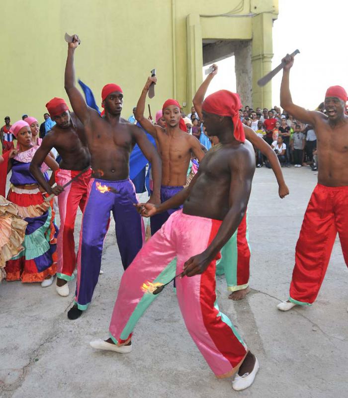 Festival Internacional de Teatro, por las calle del Malecón Habanero.(foto Jorge Luis Gonzàlez) 25-10-15 Malecón14N9 