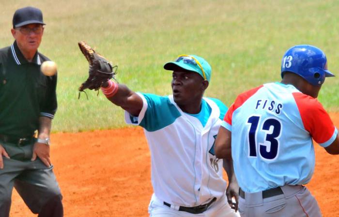 Final Beisbol Isla vs Ciego 4to juego gana la isla 7 x 6 jugada en 1mera luis fellipe rivera