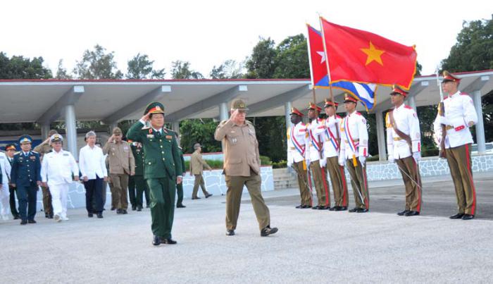 Visita del general del ejército Do Ba Ty viceministro de defensa  jefe  del EMG del ejército popular de Vietnam y estando presente el general del cuerpo de ejército Alvaro Lopez Miera viceministro primero de la FAR jefe del EMG.