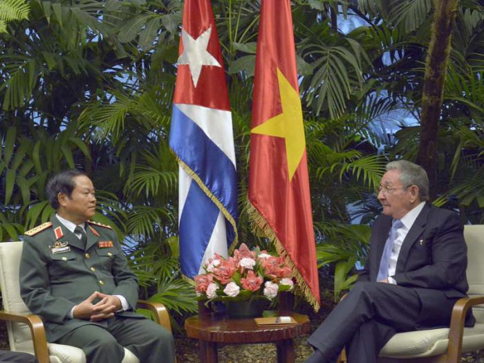 Raúl Castro y General de Ejército Do Ba Ty