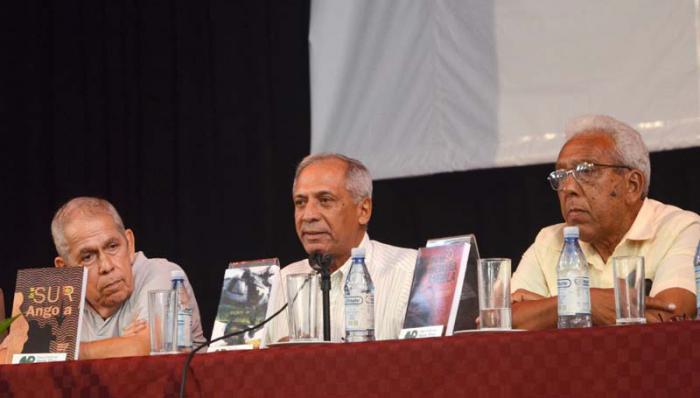 Prsentación de libros sobre  Ángola, de izq a der, Rubén Jiménez Gómez, autor de Sur de Ángola; Rafael Ángel Ramos, autor de Tigres de Cangamba y Ramón Manuel García, autor de En mi memoria angolana, en el teatro del ITM.