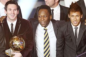 De izquierda a derecha Messi, Pelé y Neymar.