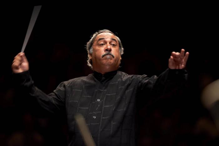 Enrique Pérez Mesa, titular de la Orquesta Sinfónica Nacional, dirigió un programa con obras de Mozart en la sala Covarrubias.
