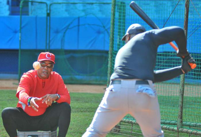 Beisbol-Cuba-Super-12 entrenamiento entrevista con Victor Mesa