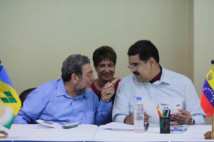 El Primer Ministro de San Vicente y las Granadinas, Ralph Gonzalves junto al Presidente venezolano Nicolás Maduro. 