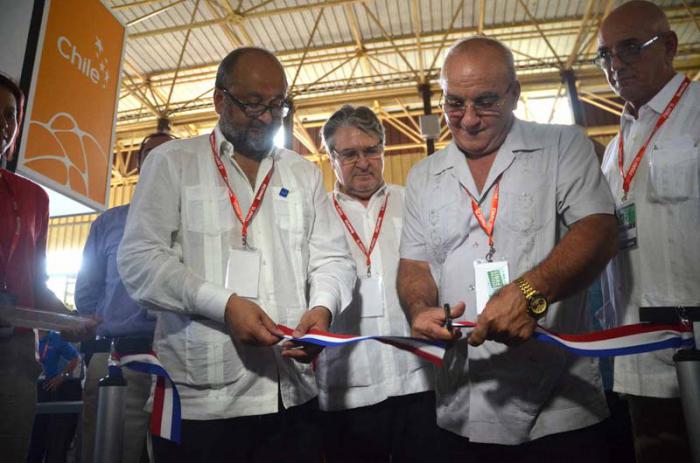 Roberto Berrier, de Procuba y Roberto Paiva, de Prochile, inauguraron el Pabellón de Chile en FIHAV 2015.