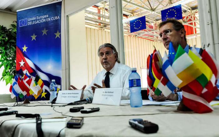 Herman Portocarero, embajador y jefe de la delegación de la U.E. en Cuba ( a la izquierda) y Alain Bothorel, ministro consejero de esa representación.