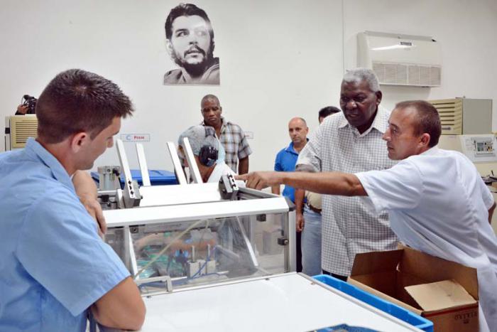 Esteban Lazo intercambia con trabajadores en pleno proceso productivo. Foto: Osvaldo Gutiérrez Gómez
