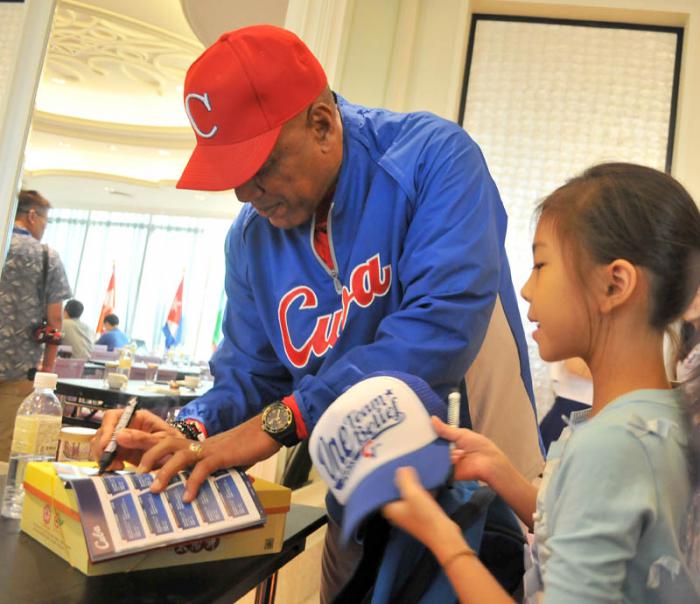 Entrenamiento del equipo cuba previo a la inauguracion del super 12   Victor Mesa Firma Autografos
