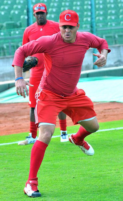 Entrenamiento del equipo cuba previo a la inauguracion del super 12  Yosvani Torres