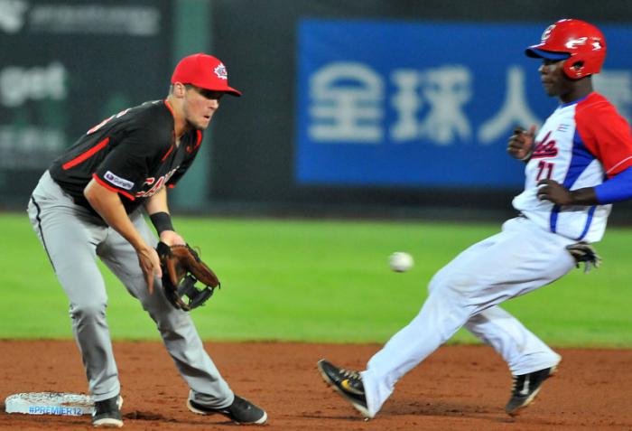 Beisbol-cuba-Premier12. jugadas Julio Pablo Martinez llega a 2da base