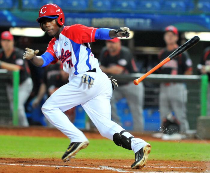 Beisbol-cuba-Premier12. jugadas Julio Pablo Martinez llega a 1ra base