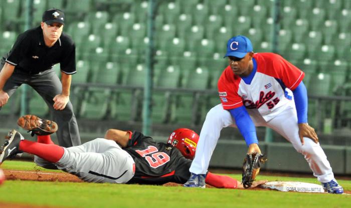 Beisbol-cuba-Premier12. jugadas en 1mera base Alaexander Malleta