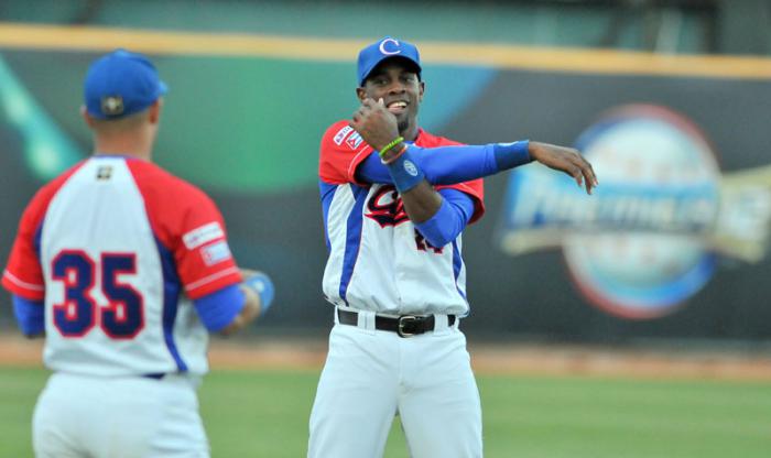 Beisbol-cuba-Premier12.previa del 1mer juego cuba vs canada jugadores se estriran y se preparan para el partido, Yasiel santoya